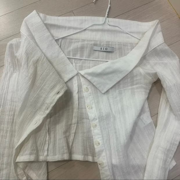 시오 sio 오프 숄더 와이드 카라 셔츠
