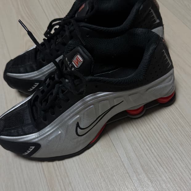 나이키 샥스 메탈릭 실버 레드