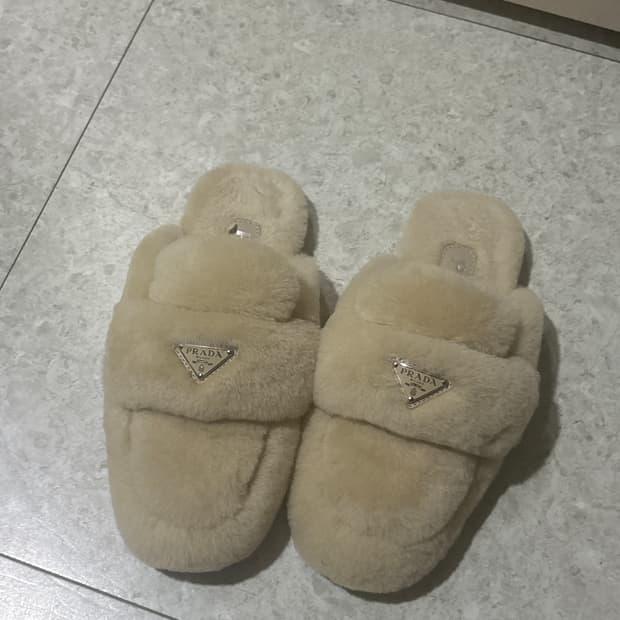 프라다 베이지 털 슬리퍼 (230)