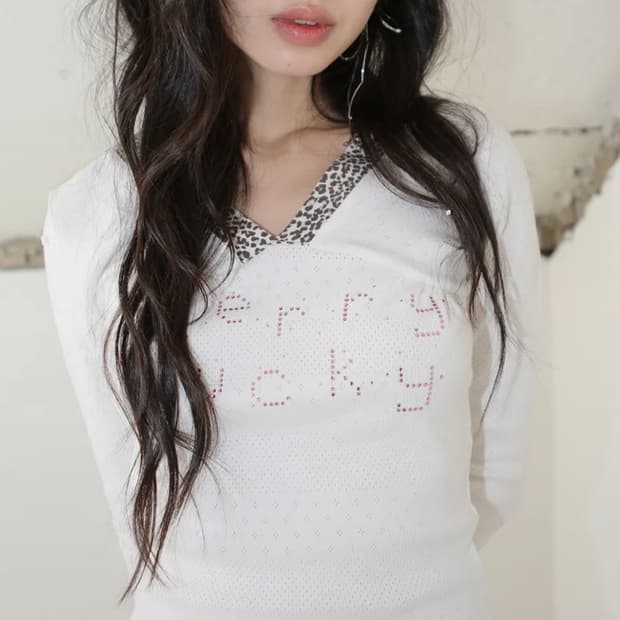 구해요) 노피셜노피스 베리 럭키 레오파드 넥 라인 티 오프 화이트