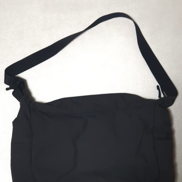 유니클로 메신저백 블랙