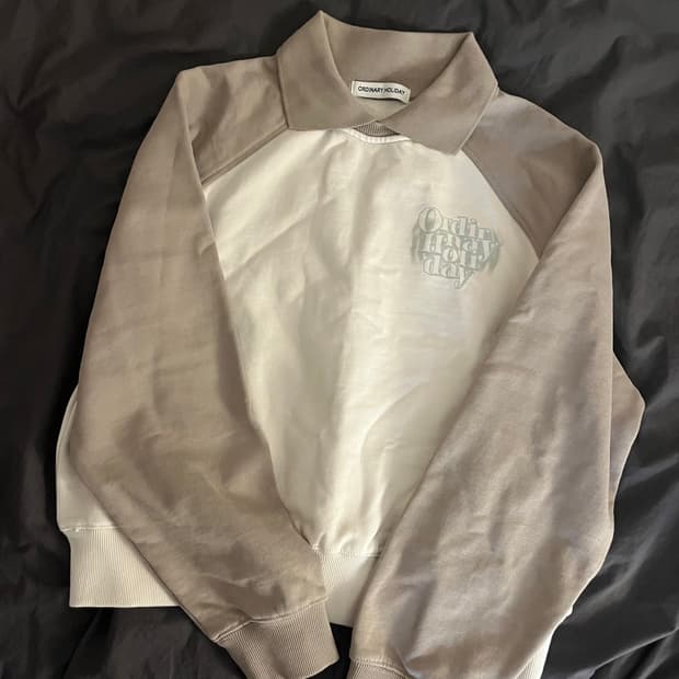 오디너리 홀리데이 레글런 카라 오버핏 맨투맨 (미착용)