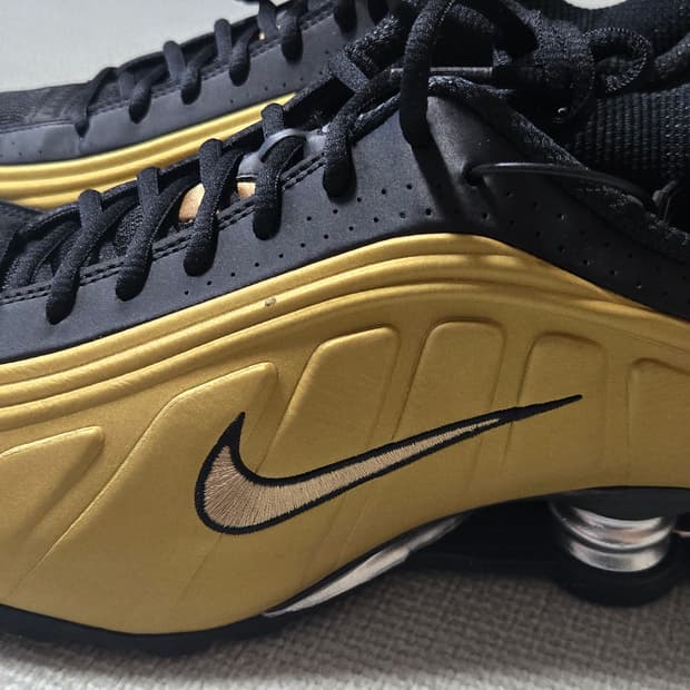 나이키 W 샥스 R4 골드 290사이즈