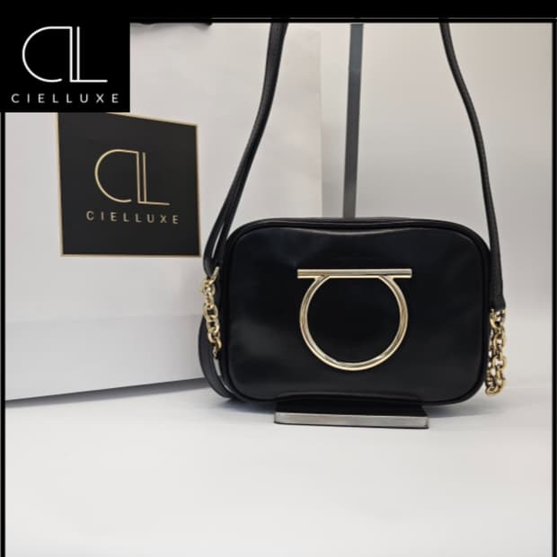 페레가모  블랙 체인 크로스백