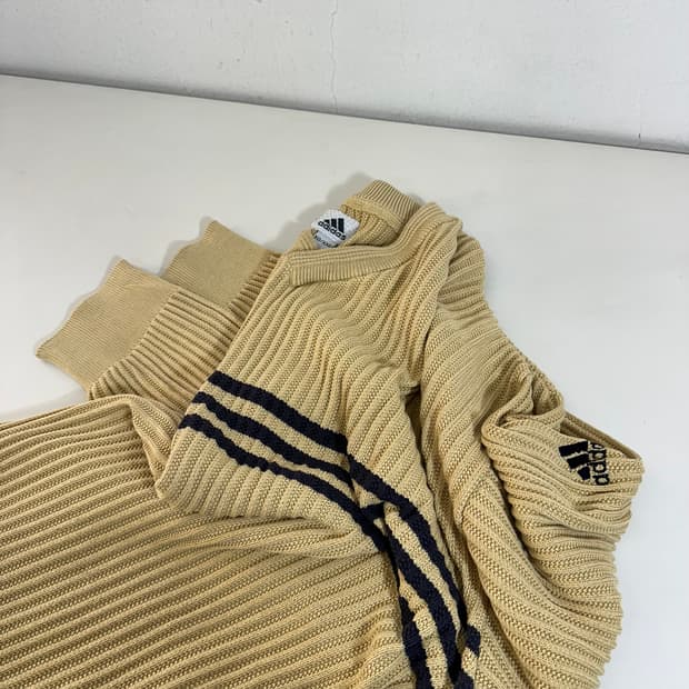 XL 아디다스 라이트겨자 3STRIPES 루즈핏 브이넥면니트
