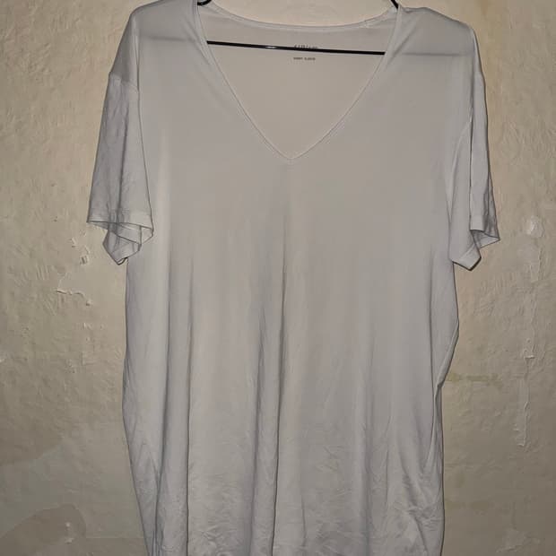 “AIRism” White V-neck T