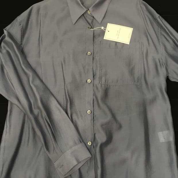 the mui 블루 셔츠 (윤비누 착용)