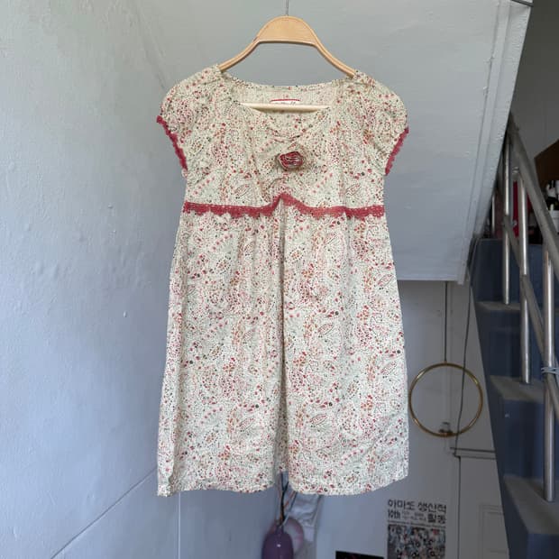 모리 플라워 퍼프 소매 블라우스