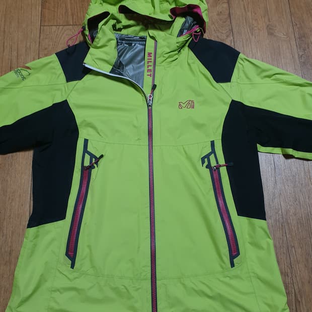 1090 밀레 아웃도어 바람막이 95~100 사이즈입니다