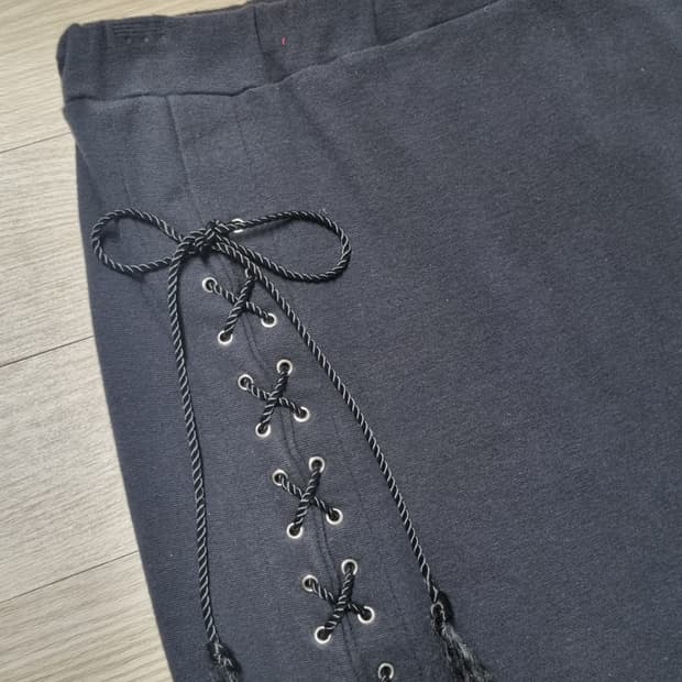 아일렛 트임 블랙 빈티지 스커트