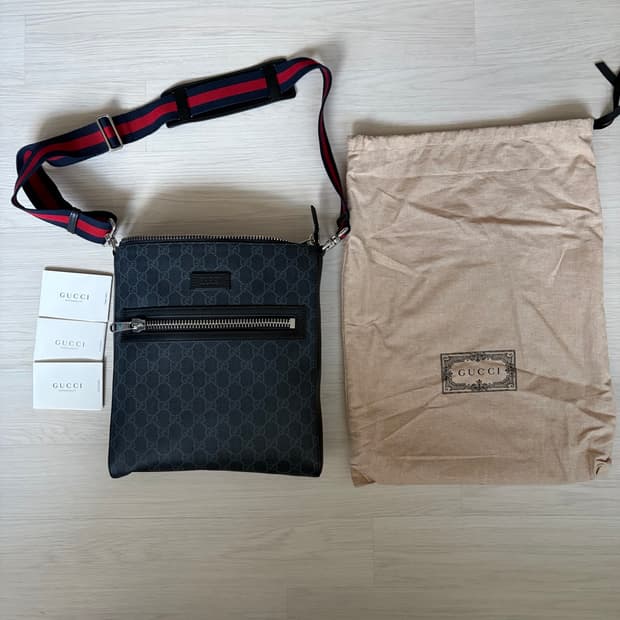 구찌 GG 수프림 메신저백 (GG Supreme messenger bag