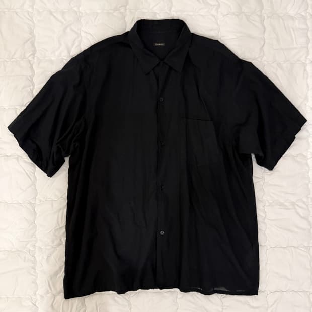 코모리 카디코튼 오픈카라 반팔셔츠 블랙