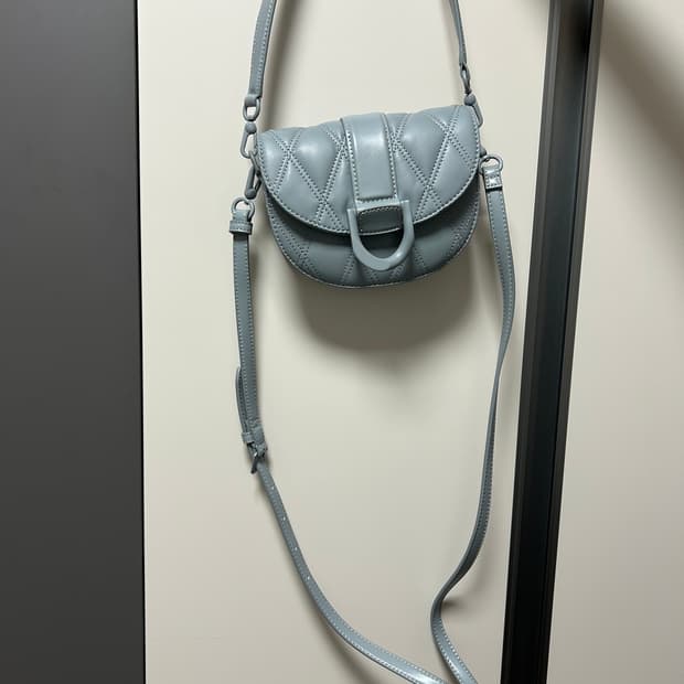 찰스앤키스 퀼팅 크로스백 하늘색