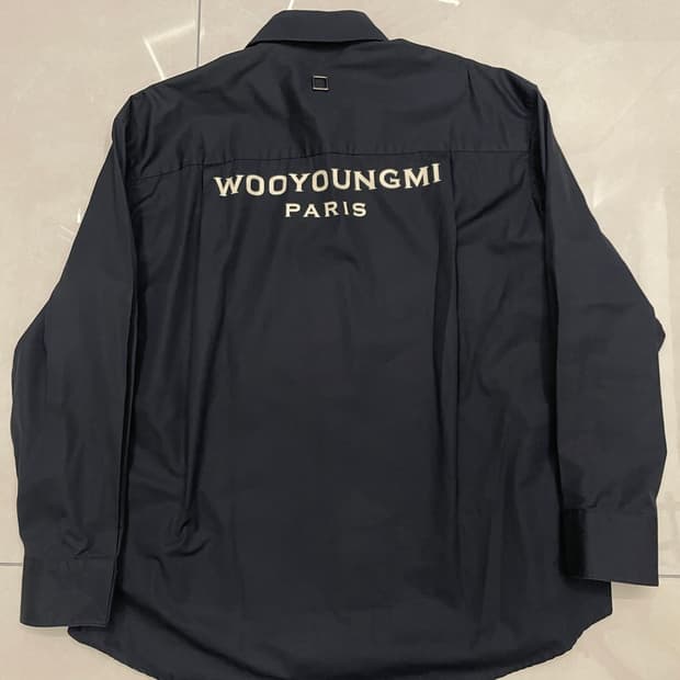 우영미 24FW 코튼 백로고 셔츠