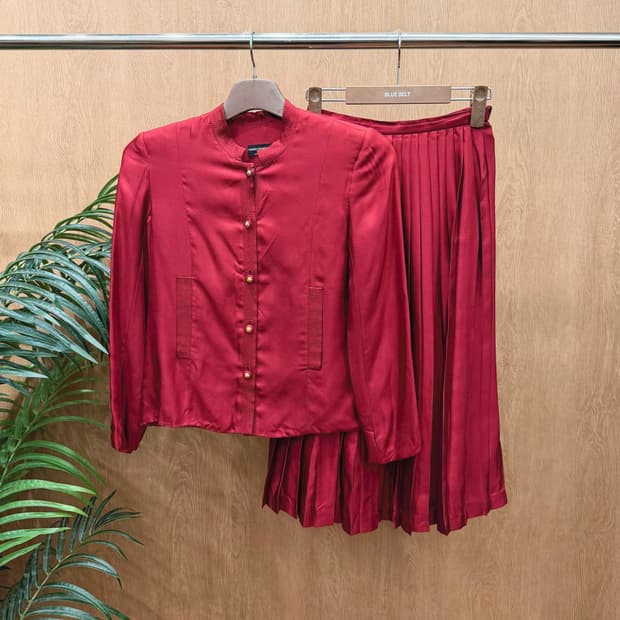 샤넬 실크 노카라 자켓 A라인 스커트 셋업 골드 버튼 플리츠 디테일 레드