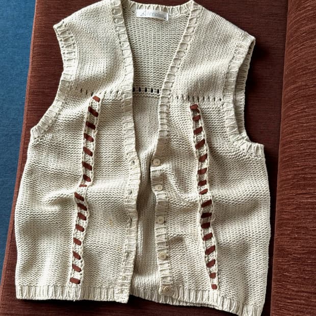 Middle gauge cotton knitted design vest