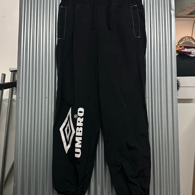 [75] 엄브로 블랙 빅로고 나일론 트레이닝 바지 바람막이 팬츠 