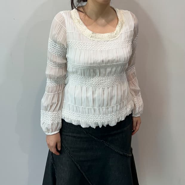 화이트 스팽글 셔링 블라우스