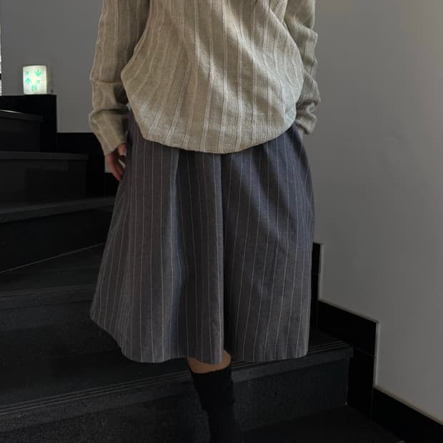 스트라이프 핀턱 스커트