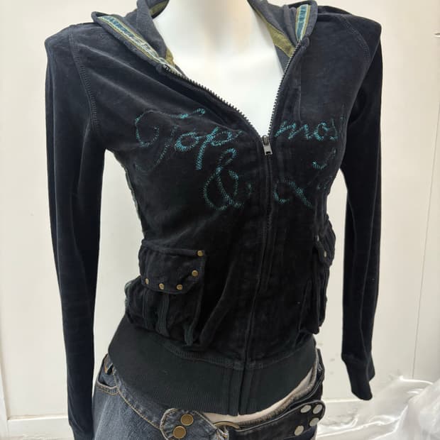 Y2K 레터링 포켓 벨벳 집업