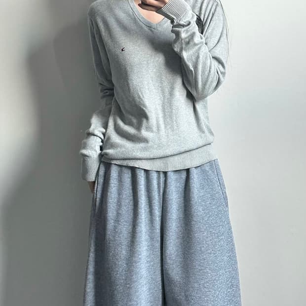 타미힐피거 자수로고 그레이 브이넥 니트