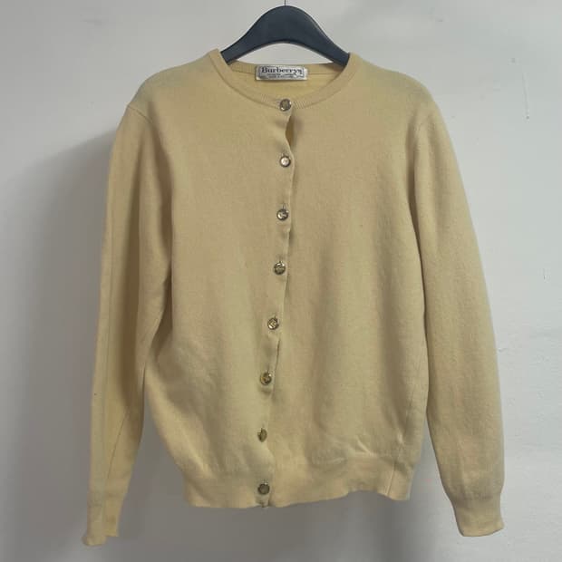버버리 크림아이보리 울 금장 라운드 가디건 (on.548)