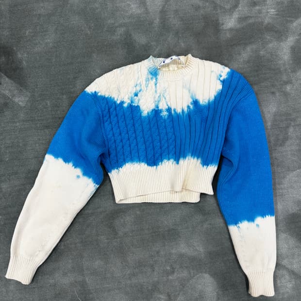 오프화이트 블루 페인티드 크롭 스웨터 34