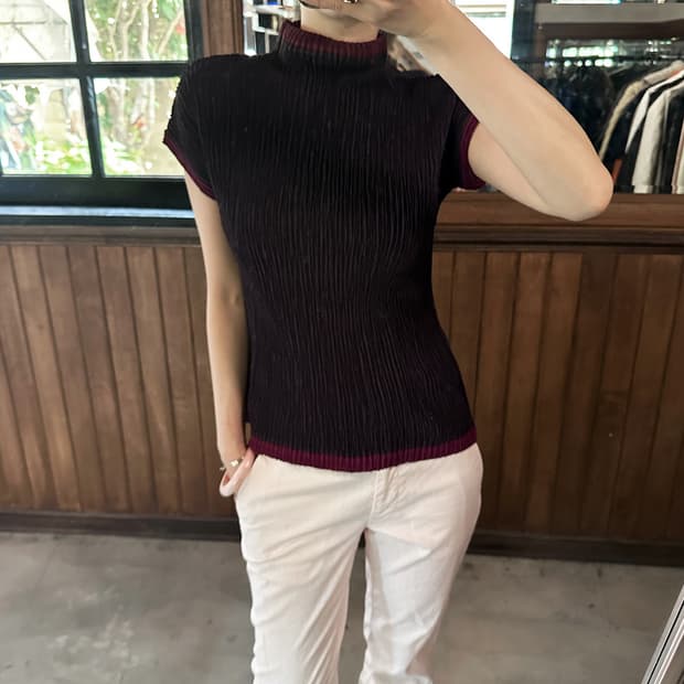 JPV short-sleeve pleated mockneck