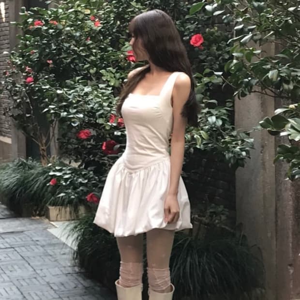 클라우드이모션 벨로 스퀘어 볼륨 원피스 화이트