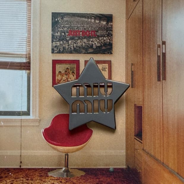 미우미우 레트로 스타 빅 실버 브로치