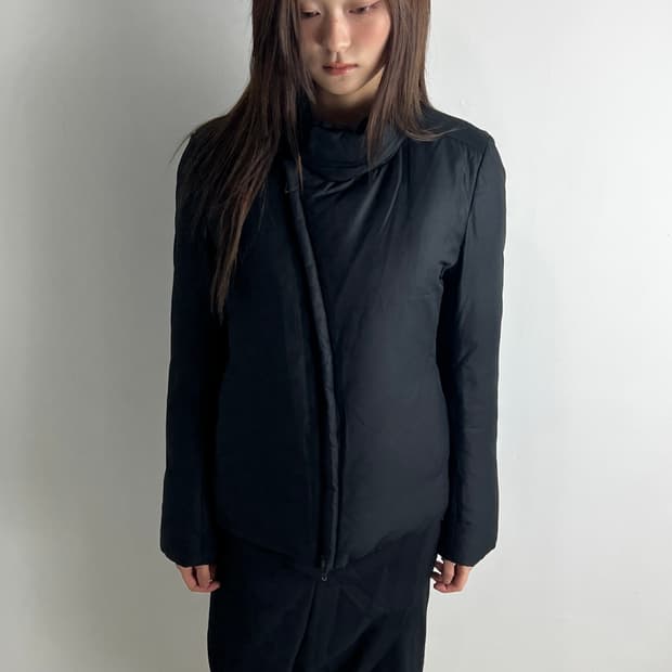 카즈유키 쿠마가이 어태치먼트 사선 집업 다운 자켓 블랙