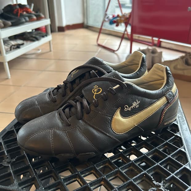 07 호나우지뉴 나이키 티엠포 축구화 265size