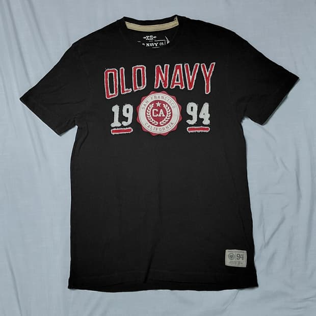 [XS] 올드네이비 빈티지 아플리케 로고 반팔 티셔츠 (블랙)