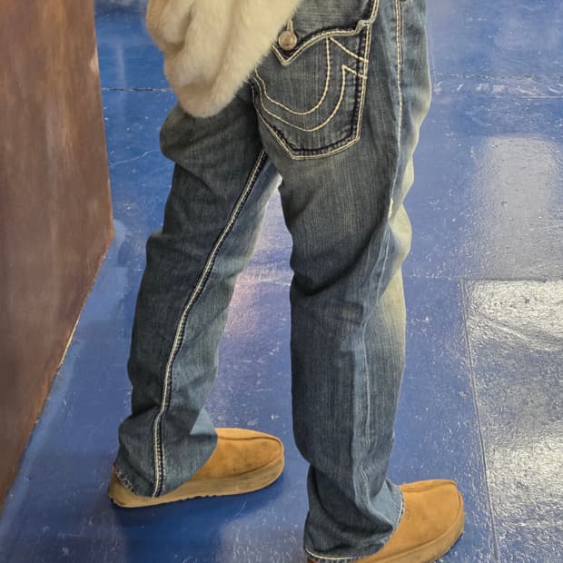 TR 트루릴리전 화이트 스티치 데님 팬츠