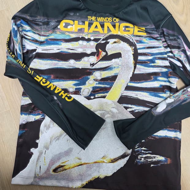 버버리 스완 프린트 롱슬리브