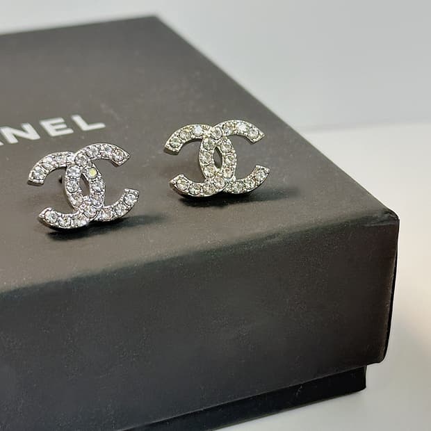 샤넬 크리스탈 업사이클링 귀걸이 실버