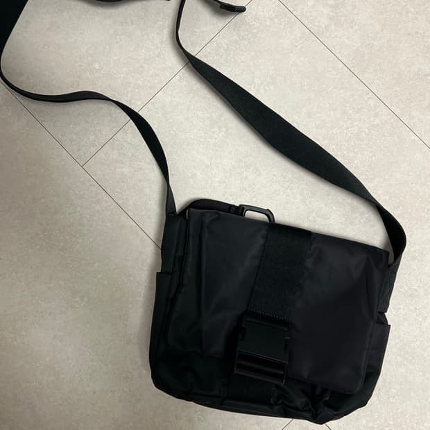 코스 미니 사첼백 블랙