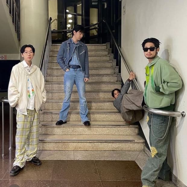 더뮤지엄비지터 커브드 플랩 포켓 봄버 재킷 카키 L