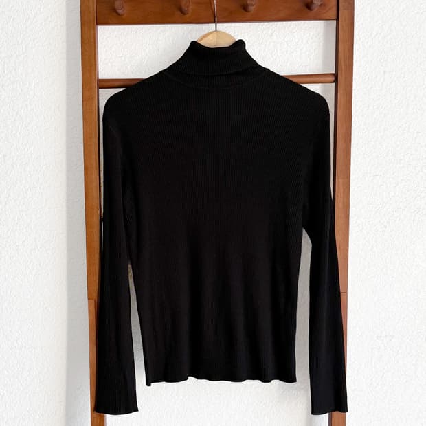 모노 블랙 터틀넥 티