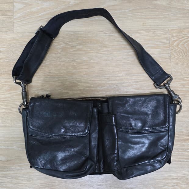 도쿄 b. stuff 레더 멀티 포켓  힙색