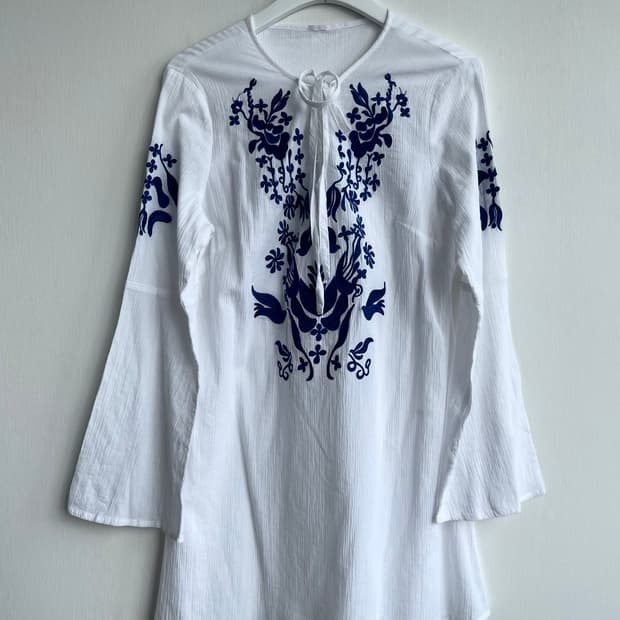 화이트 블루 에스닉 패턴 블라우스