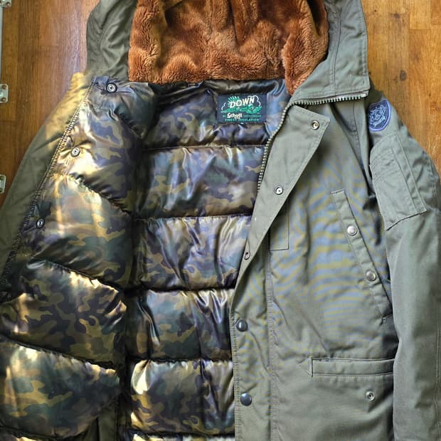 초레어) SCHOTT 쇼트 패딩 M 싸이즈 판매 합니다. 카모 밀리터리