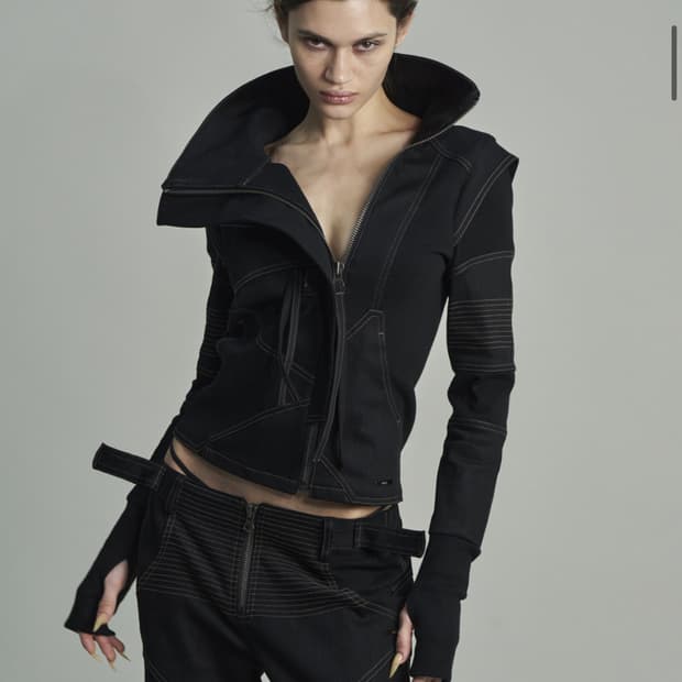 키묘 아크라인 하이넥 자켓 블랙 데님