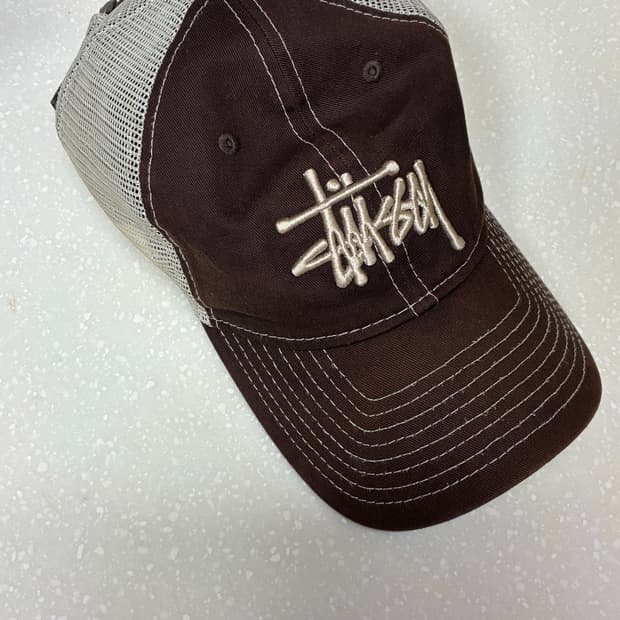 스투시 뉴에라 9Twenty 베이직 트러커 브라운 볼 캡 모자