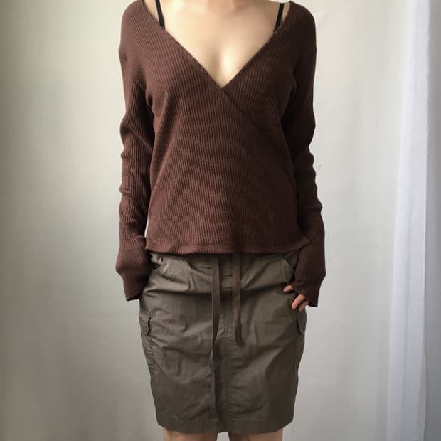 Ribbed deep neck sleeve