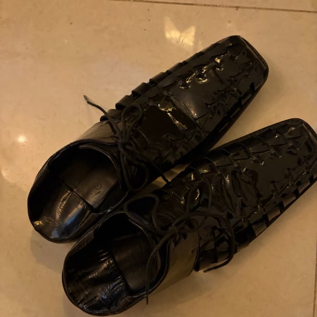 마틴로즈 컷아웃더비 유광 40사이즈