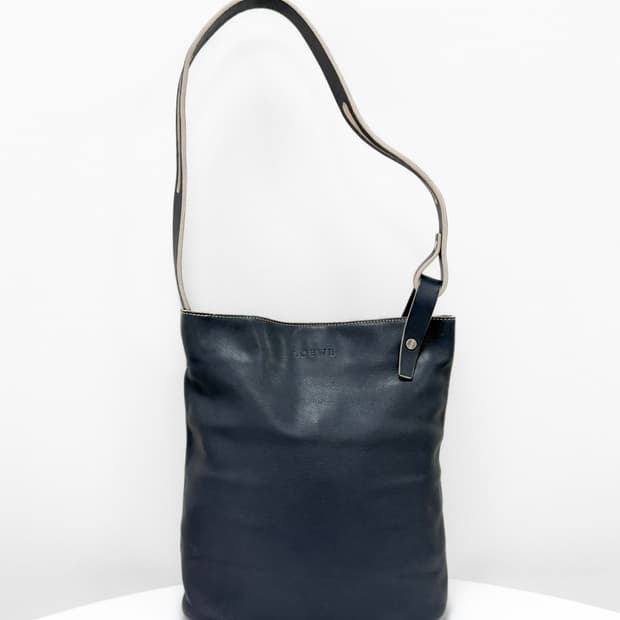 로에베 레더 버킷 숄더백