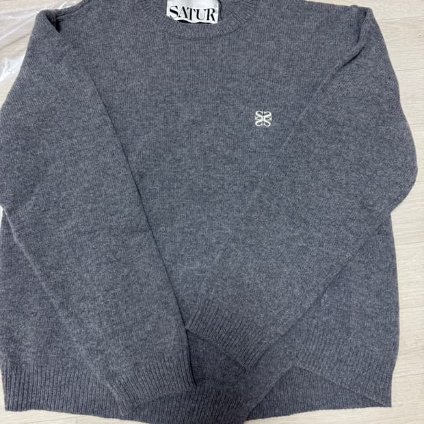 [L] 세터 더블린 자수 로고 니트 그레이