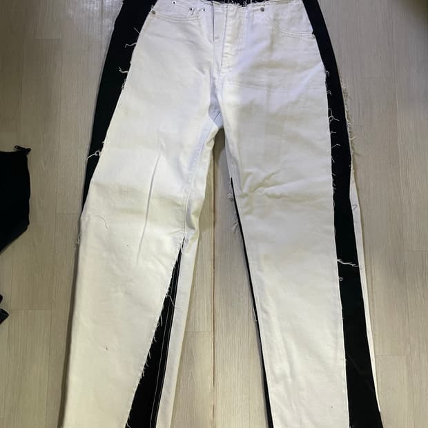 써저리 30도 화이트 블랙 진 