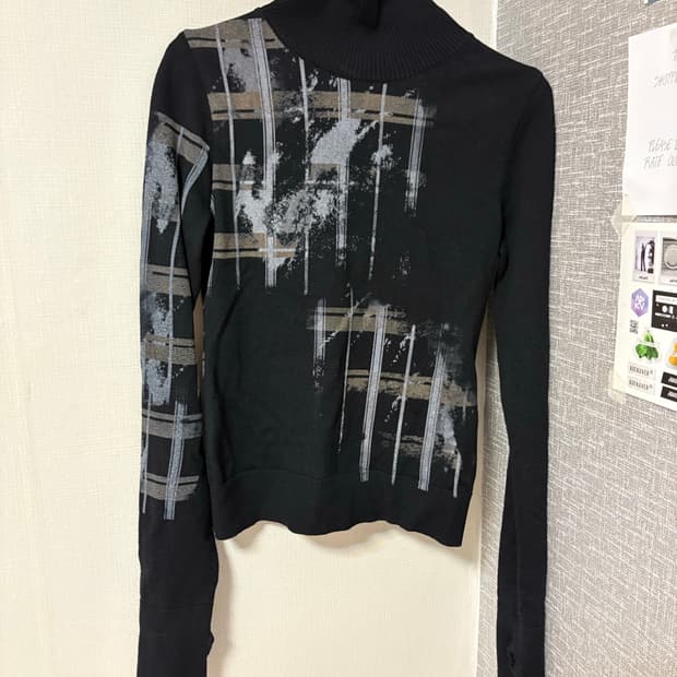 (0size) 로딩룸 블랙 패턴 목폴라 롱슬리브